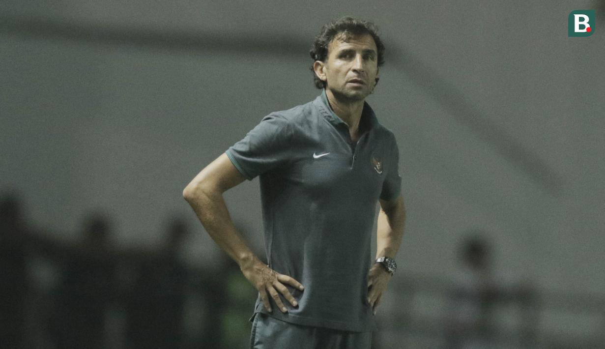 Pelatih Timnas Indonesia, Luis Milla, saat melawan Thailand pada laga persahabatan di Stadion Pakansari, Bogor, (03/6/2018). Indonesia bermain imbang 0-0 dengan Thailand. (Bola.com/M Iqbal Ichsan)