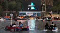 Orang-orang duduk di atas perahu saat "berlayar" di bioskop terapung, Tel Aviv, Israel, 20 Agustus 2020. Bioskop terapung ini merupakan inisiatif pemerintah Kota Tel Aviv untuk menyediakan acara budaya bagi warga selama pembatasan di tengah pandemi COVID-19. (Xinhua/JINI/Gideon Markowicz)