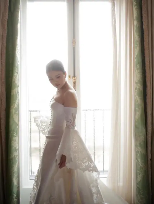 Tak kalah menawan, wedding robe berbahan satin yang dikenakan Valencia dengan detail bordir. [Foto: IG/vanny.adelina].