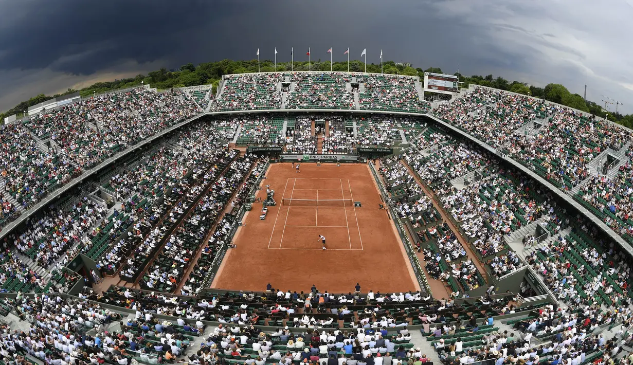 Suasana pertandingan antara petenis Serbia, Novak Djokovic melawan petenis Argentina, Diego Schwartzman pada Prancis Terbuka 2017 di Stadion Roland Garros, Paris, Jumat (02/06/2017). (AFP/Christophe Simon)