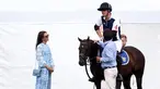 Putri Wales dari Inggris, Kate Middleton berbincang dengan suaminya Pangeran Inggris William sebelum bermain Polo dalam pertandingan The Royal Charity Polo Cup 2023 di Guards Polo Club di Windsor, barat London pada 6 Juli 2023. (AFP/Henry Nicholls)