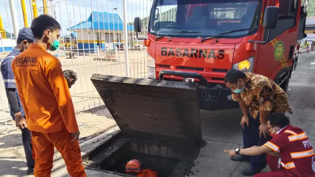 Basarnas Selamatkan Kucing Yang Terjebak Di Gorong-gorong Pelabuhan Merak, Kota Cilegon, Banten. (SJumat, 26/02/2021). (Dokumentasi Basarnas Banten).