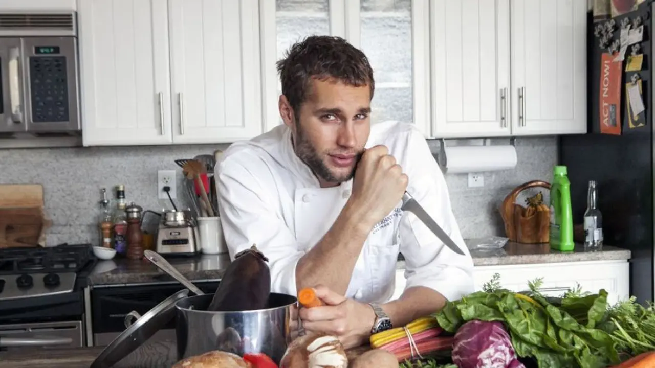 Masak Sambil 'Telanjang' Chef Seksi Ini Buat Netizen Tergoda