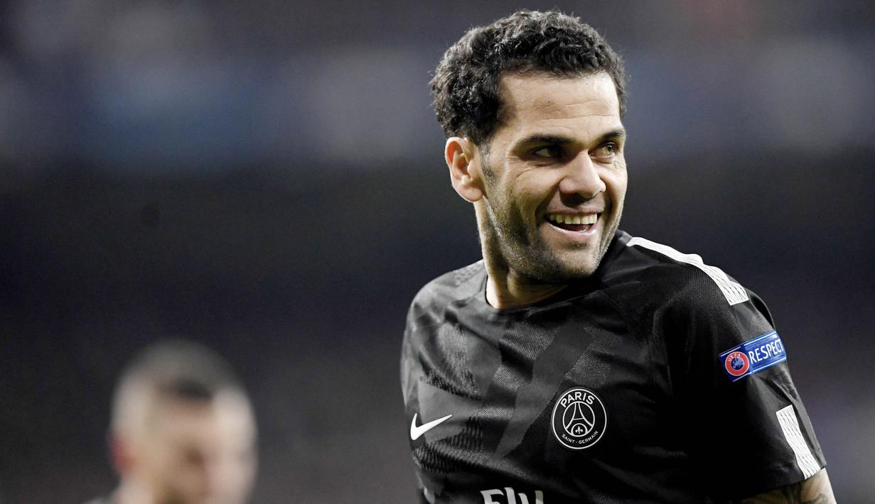 7. Dani Alves (PSG) - Sebelum pindah ke PSG, mantan bek Barcelona ini nyaris reuni dengan Pep Guardiola di Manchester City. Namun godaan PSG tak sanggup ditolak pria asal Brasil itu. (AFP/Gabriel Bouys)