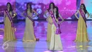 Finalis ajang Miss Celebrity Indonesia 2015, Yulinar Fitriani (depan) asal Bandung meraih gelar Miss Best Presenting pada malam grand final yang digelar di Studio 6 Emtek City, Jakarta, Jumat (23/10) malam. (Liputan6.com/Herman Zakharia)