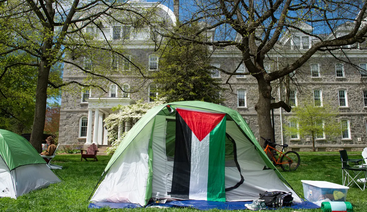 Aksi ini terjadi usai terjadi bentrokan antara polisi dan mahasiswa di Universitas Columbia, New York, saat aksi unjuk rasa mendukung Gaza. (Matthew Hatcher/Getty Images North America/Getty Images via AFP)