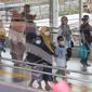 Pengunjung berjalan di kawasan Tanah Abang, Jakarta, Senin (28/2/2022). Menteri Kesehatan (Menkes) Budi Gunadi Sadikin mengatakan pemerintah tengah menyusun strategi untuk mengubah status pandemi Covid-19 menjadi endemi. (Liputan6.com/Angga Yuniar)
