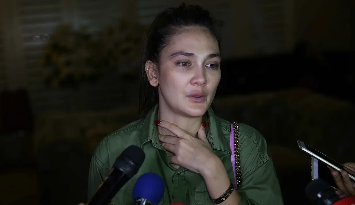 "Iya sebenarnya kalau Kamis nggak datang karena aku mikir lebih baik nggak dijenguk karena paginya operasi. Jumat nya aku ada kerjaan sampai malam,” tutur Luna Maya, Raffles Hills, Cibubur, Jakarta Timur, Sabtu (10/6/2017). (Bambang E.Ros/Bintang.com)