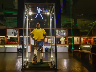 Patung mendiang legenda sepak bola Brasil, Pele, dipajang di Museum Pele setelah pengumuman akuisisi merek Pele oleh NR Sports di Santos, Sao Paulo, Brasil, pada Selasa 25 November 2025. NR Sports resmi mengakuisisi merek Pele, nama legenda Brasil. (Miguel SCHINCARIOL/AFP)