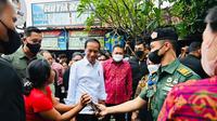 Presiden Jokowi menyapa warga di sela-sela acara peresmian Pasar Seni Sukawati di Kabupaten Gianyar, Provinsi Bali. (Foto: Biro Pers Sekretariat Presiden)