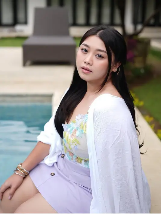 Memiliki tubuh plus size bukan jadi halangan Clarissa Putri tampil stylish dengan mengenakan rok mini. Ia memadukan rok mini ungu dengan outer putih dan inner spaghetti strap berbordir warna senada. [@clarissaputri_]