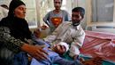Seorang anak menangis kesakitan karena luka tembak di bagian mata akibat kerusuhan di Srinagar, Kashmir, Kamis (18/8). Sedikitnya lima orang tewas dan 20 lainnya mengalami luka parah akibat bentrok antara warga dan petugas keamanan. (REUTERS)