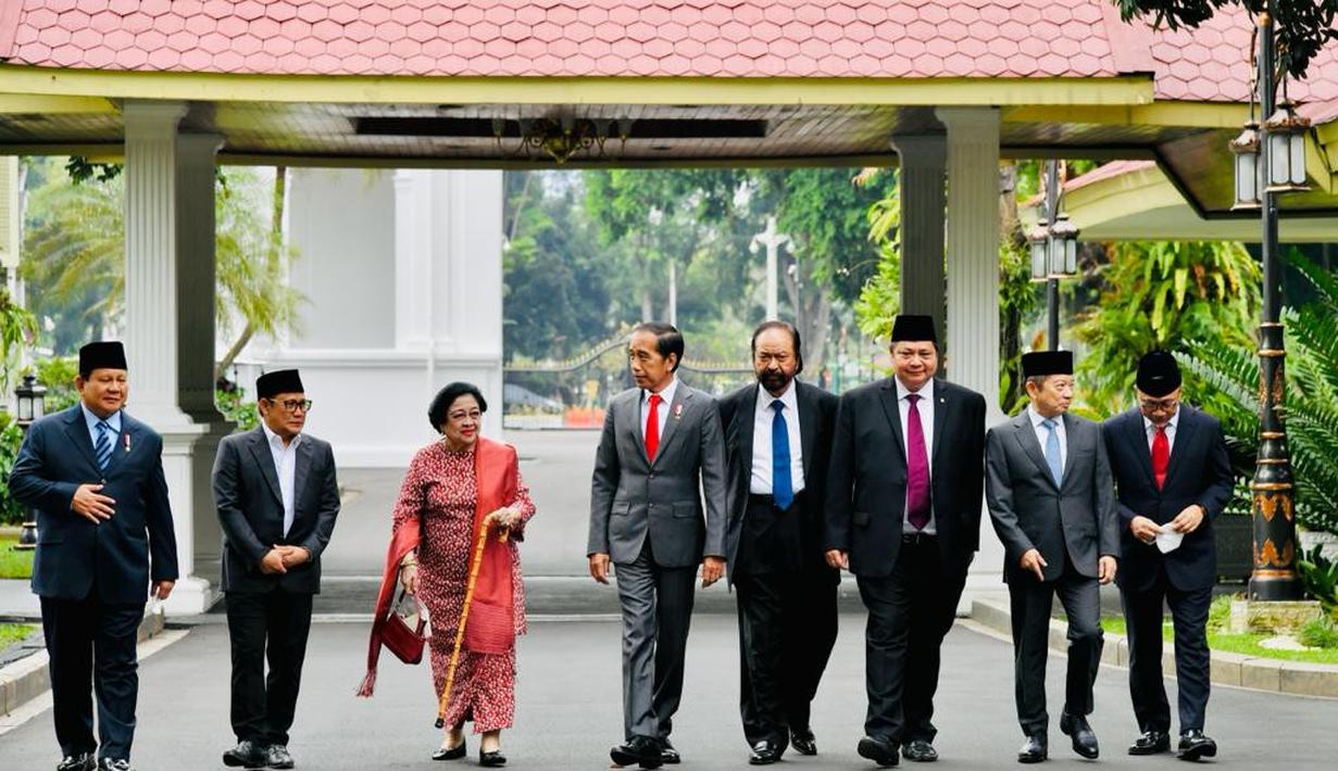 Presiden Joko Widodo berjalan kaki bersama Megawati Soekarnoputri, Prabowo Subianto, Airlangga Hartarto, Muhaimin Iskandar, Surya Paloh, Zulkifli Hasan, dan Suharso Monoarfa menuju Istana Negara untuk menghadiri pelantikan menteri dan wakil menteri, Jakarta, Rabu, 15 Juni 2022. (Foto: Laily Rachev - Biro Pers Sekretariat Presiden)