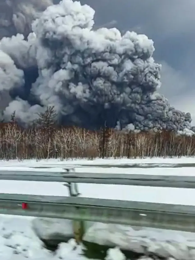 Asap dan abu terlihat selama letusan gunung berapi Shiveluch di Semenanjung Kamchatka di Rusia, Selasa, 11 April 2023. (Alexander Ledyayev melalui AP)