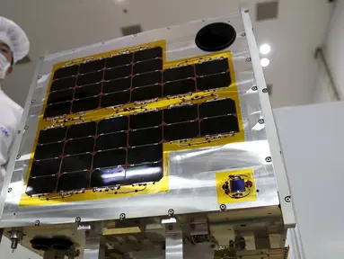 Diwata - 1 atau dikenal dengan PHL - microsat yaitu sebuah satelit mikro saat ditampilkan selama tur media di JAXA Tsukuba Space Center, Jepang, (13/1). Alat ini dirancang oleh orang Filipina yang akan diluncurkan pada 2016 ini. (REUTERS / Yuya Shino)