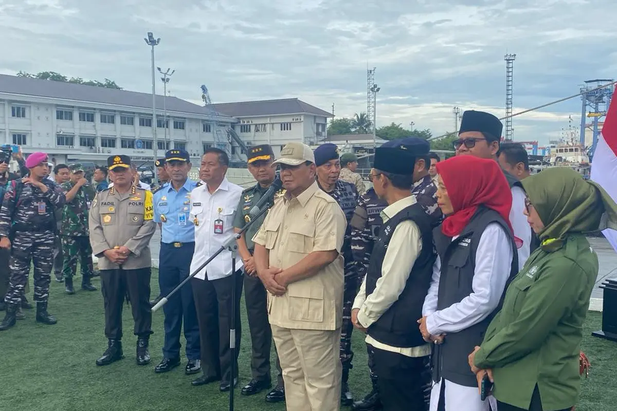 Menteri Pertahanan Prabowo Subianto melepas keberangkatan KRI dr. Radjiman Wedyodiningrat- 992 yang membawa bahan bantuan kemanusiaan untuk korban konflik di Gaza, Palestina.