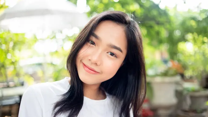 perempuan tersenyum