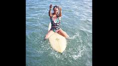 Maud Le Car surfer cantik dunia asal Prancis mendemonstrasikan keahlian berselancar dengan menggunakan sepatu hak tinggi.