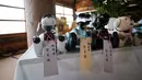 Deretan robot peliharaan Sony AIBO yang dipajang di altar kuil Kofukuji sebelum upacara pemakaman di Isumi, Kamis (26/4). Robot-robot anjing ini memiliki arti penting bagi orang-orang Jepang dan menganggapnya sebagai bagian keluarga. (AFP/Nicolas Datiche)