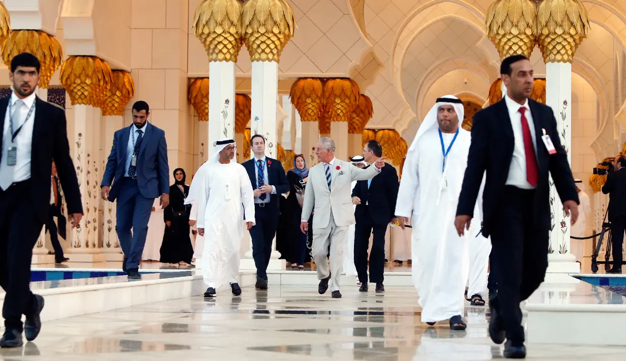 Pangeran Charles berbincang dengan pejabat setempat saat mengunjungi Masjid Syekh Zayed di Abu Dhabi, Uni Emirat Arab, Sabtu (5/11). (AFP/Karim Sahib)