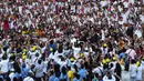 Sekitar 90 ribu umat Katolik mengikuti misa tersebut, tersebar di Stadion Utama dan Stadion Madya Gelora Bung Karno, Jakarta. (Dita ALANGKARA/POOL/AFP)