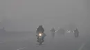 Kabut asap pekat mengganggu aktivitas warga di Lahore, Pakistan, 24 November 2023. (Arif ALI/AFP)