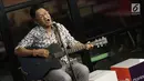 Penyanyi legendaris Andre Hehanusa saat tampil dalam #KLYLounge di Kantor KLY, Jakarta, Jumat (14/9). Saat ini, Andre mengaku tertarik dengan dunia politik. (Liputan6.com/Herman Zakharia)