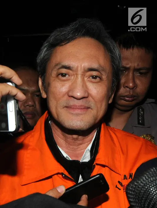 Mantan petinggi Lippo Group, Eddy Sindoro memakai rompi tahanan dikawal petugas usai menjalani pemeriksaan di gedung KPK, Jakarta, Jumat (12/10). Eddy menyerahkan diri terkait kasus suap panitera PN Jakarta Pusat tahun 2016. (merdeka.com/Dwi Narwoko)