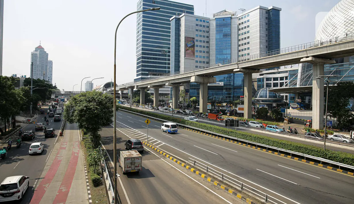 Arus kendaraan yang melintasi Tol Dalam Kota, Jakarta, Kamis (29/7/2021). Jasa Marga menyebut volume lalu lintas kendaraan di tol turun sebesar 40,97 persen selama masa Pemberlakuan Pembatasan Kegiatan Masyarakat (PPKM) Darurat Jawa-Bali pada 3-20 Juli 2021. (Liputan6.com/Faizal Fanani)