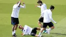 Gelandang Paris Saint-Germain asal Prancis, Desire Doue (tengah bawah) saat mengikuti sesi latihan klub sebelum pertandingan leg pertama semifinal Liga Champions 2025/2026 melawan klub Jerman, Bayern Muenchen, di PSG Campus, Poissy, Barat Laut Paris, pada Senin 27 April 2026. (FRANCK FIFE/AFP)