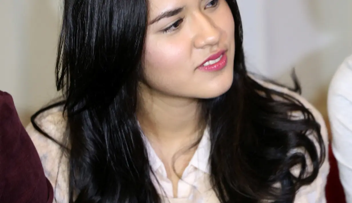 Meskipun grogi, Raisa tetap mencoba tersenyum. Ini adalah pengalaman pertama Raisa akting. Foto: Galih W Satria/Bintang.com