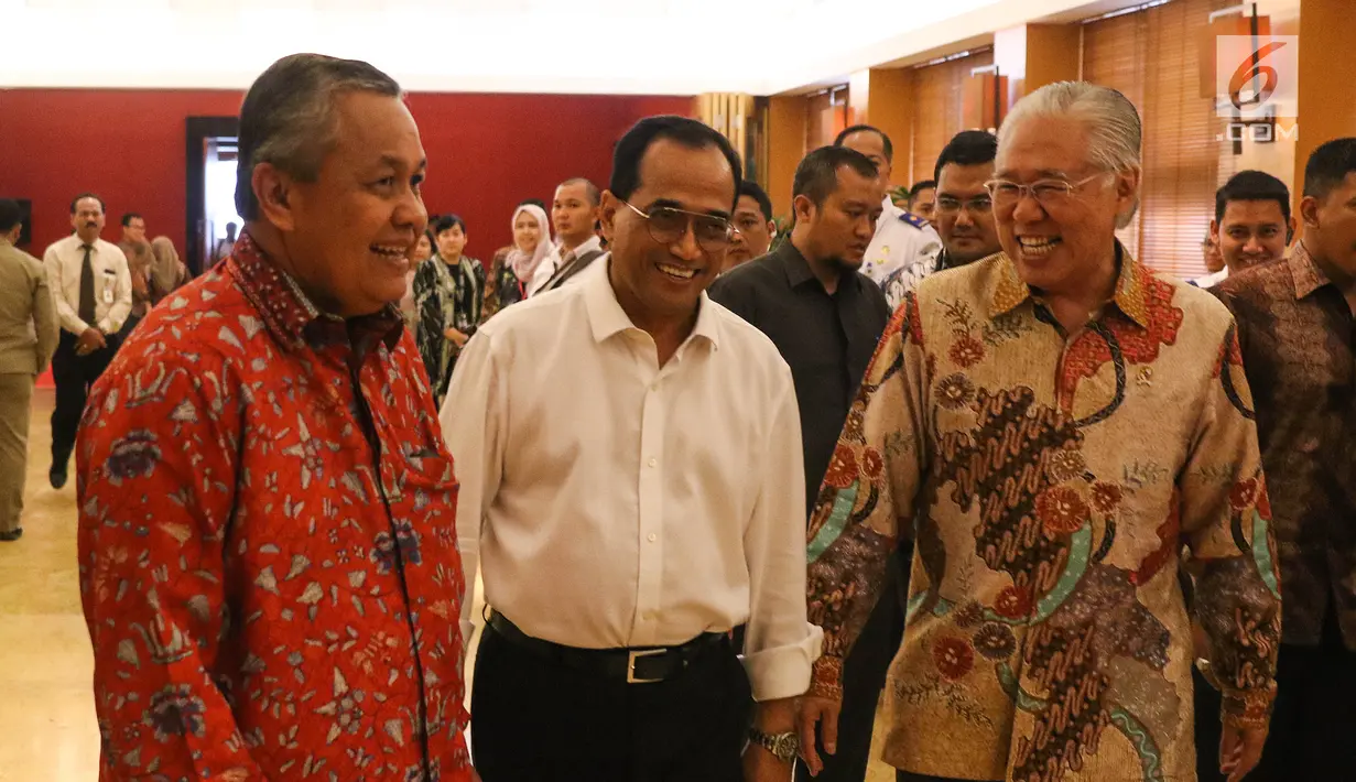 Gubernur Bank Indonesia Perry Warjio, Menhub Budi Karya Sumadi dan Menteri Perdagangan Enggartiasto Lukita berjalan saat akan mengikuti Rakor di Gedung BI, Jakarta, Rabu (4/9/2019). Rakor pemerintah, Pemerintah Daerah, dan BI membahas Pengembangan Industri Manufaktur. (Liputan6.com/Angga Yuniar)
