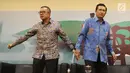 Perwakilan Komisi VII DPR, Fadel Muhammad (kanan) dan Bara Hasibuan saat menerima kedatangan profesor dan pegawai Lembaga Ilmu Pengetahuan Indonesia (LIPI) di Kompleks Parlemen Senayan, Rabu (30/1). (Liputan6.com/Johan Tallo)