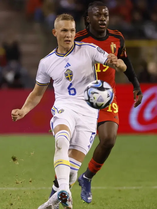 Duel Belgia vs Swedia sejatinya sempat dimainkan hingga babak pertama berakhir dengan skor sementara 1-1. (AP Photo/Geert Vanden Wijngaert)
