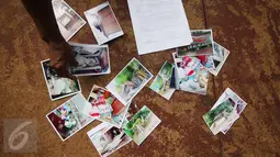 Sejumlah foto pembongkaran rumah Nelly Hutabarat, guru asal Deli Serdang, Sumatera Utara, saat menggelar aksi di depan Istana Negara, Jakarta, Rabu (13/7). Aksi Nelly itu dilakukan seorang diri dengan cara berdiam diri.  (Liputan6.com/Immanuel Antonius)