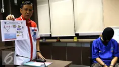 Petugas BNN menunjukkan skema operasional bandar narkoba HUS, Jakarta, Rabu (9/9/2015). BNN berhasil menangkap HUS seorang bandar narkoba dengan aset Rp1,5 milar di kawasan Bandung. (Liputan6.com/Yoppy Renato)
