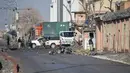 Militer Pakistan menyebut para militan berupaya mengganggu stabilitas dan ketertiban dengan melakukan aksi teror di dan sekitar Quetta, Mastung, Nushki, Dalbandin, Kharan, Panjgur, Tump, Gwadar, dan Pasni. Tampak dalam foto, personel keamanan berdiri di lokasi ledakan di Quetta pada 1 Februari 2026, sehari setelah serangan oleh separatis Baloch. (Banaras KHAN/AFP)