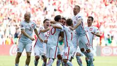 Polandia melaju ke perempat final Piala Eropa 2016 setelah mengalahkan Swiss lewat adu penalti 5-4 setelah sebelumnya imbang 1-1 di waktu normal dan perpanjangan waktu. (Reuters/Kai Pfaffenbach)