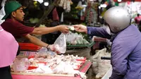 Aktivitas jual beli di Pasar Lembang, Tangerang, Selasa (24/8/2021). Berdasarkan survei pemantauan harga yang dilakukan bank sentral pada minggu ketiga Agustus 2021, inflasi diperkirakan sebesar 0,04% secara bulanan atau month on month (mom). (Liputan6.com/Angga Yuniar)
