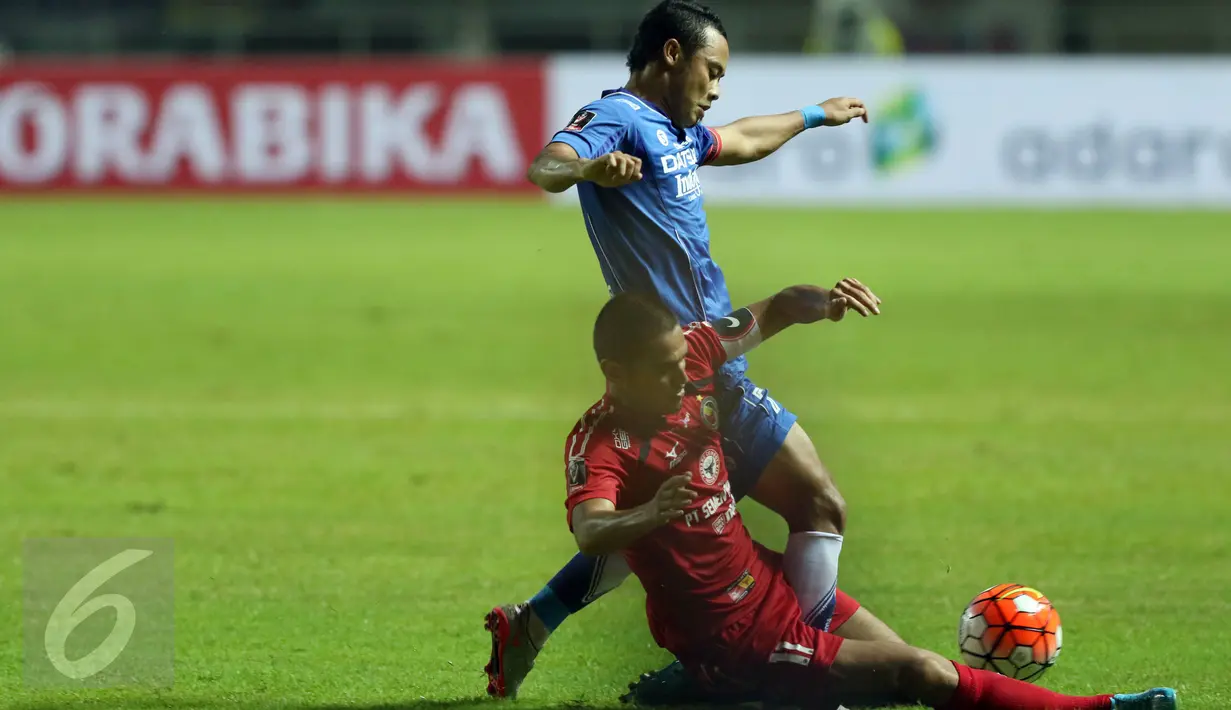 Bek Semen Padang, Hengki Ardiles (bawah) berebut bola dengan penyerang Persib Atep saat laga perebutan tempat ketiga Piala Presiden 2017 di Stadion Pakansari, Kab Bogor, Sabtu (11/3). Semen Padang kalah 0-1. (Liputan6.com/Helmi Fithriansyah) 