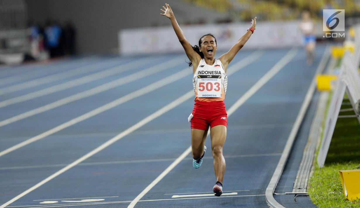 Pelari Indonesia Triyaningsih berlari mencapai garis finis dalam cabang olahraga atletik nomor lari 10 km putri SEA Games 2017 di Stadion Nasional Bukit Jalil, Malaysia, Kamis (24/8). (Liputan6.com/Faizal Fanani)