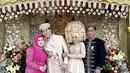Lesti Kejora mengenakan suntiang khas perempuan Minang begitupun dengan Rizky Billar dengan pakaian adat Minangnya. [@ayah_kejora]