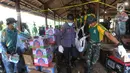 Petugas SAR mengevakuasi jenasah korban gelombang Tsunami Anyer di Tanjung Lesung Beach Resort, Pandeglang, Banten (23/12). Lokasi Tanjung Lesung  merupakan kegiatan rombongan pegawai PLN dan keluarga saat family gathering. (merdeka.com/Arie Basuki)