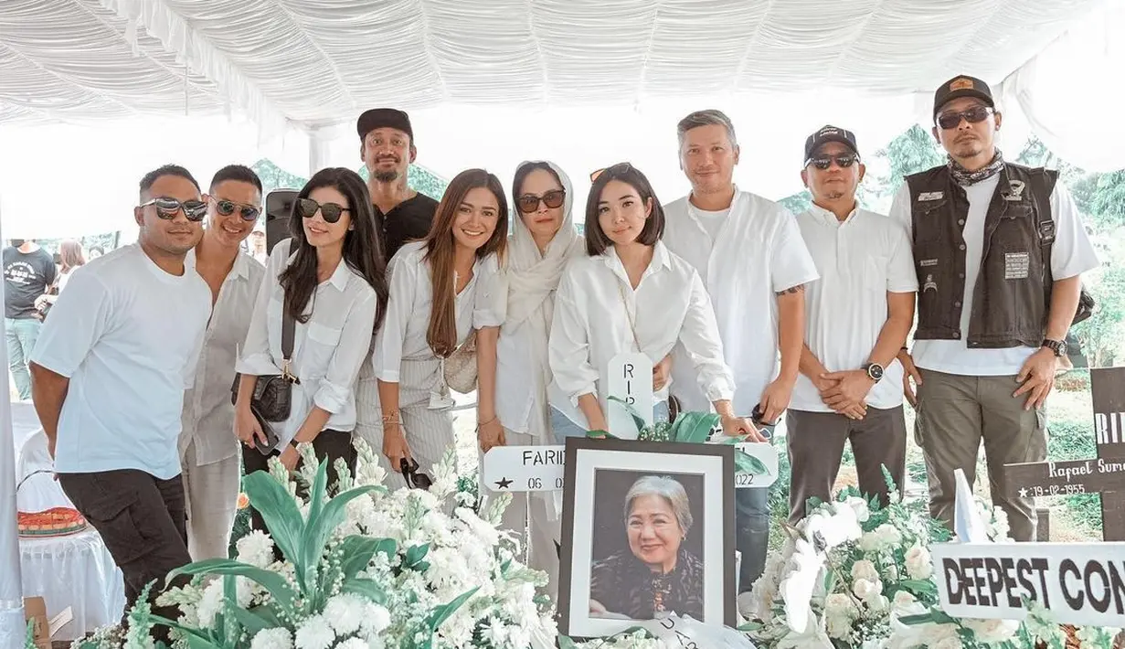 Gisel hadir di pemakaman mantan ibu mertua (instagram/gisel_la)