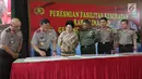 Kapolri Jenderal Tito Karnavian didampingi Menkes Nila F. Moeloek menandatangi prasasti peresmian gedung baru di RS Polri, Jakarta, Kamis (28/12). Gedung baru di RS Polri yakni gedung Perawatan VIP dan VVIP Anton Sudjarwo. (Liputan6.com/Faizal Fanani)