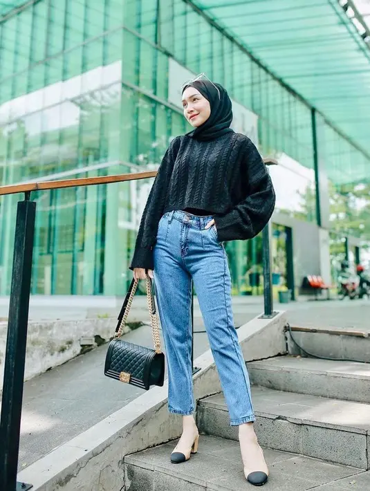 Effortlessly chic, cukup padukan sweatshirt dengan high waist jeans. Seperti look Melody Prima ini (Instagram/melodyprima).