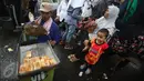 Peserta aksi damai 2 Desember membeli makanan di sekitar Mesjid Istiqlal, Jakarta, Jumat (2/12). Aksi 2 Desember yang dipenuhi massa menjadi kesempatan bagi sejumlah PKL untung meraup untung. (Liputan6.com/Immanuel Antonius)
