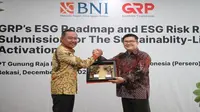 Direktur Enterprise &amp; Commercial Banking BNI Muhammad Iqbal, dan Presiden Direktur GRP Abednedju Giovano Warani Sangkaeng dalam Seremoni kerja sama BNI-GRP di Pabrik GRP, Cikarang Barat, Bekasi, Rabu (28/12/2022). (Foto: BNI)