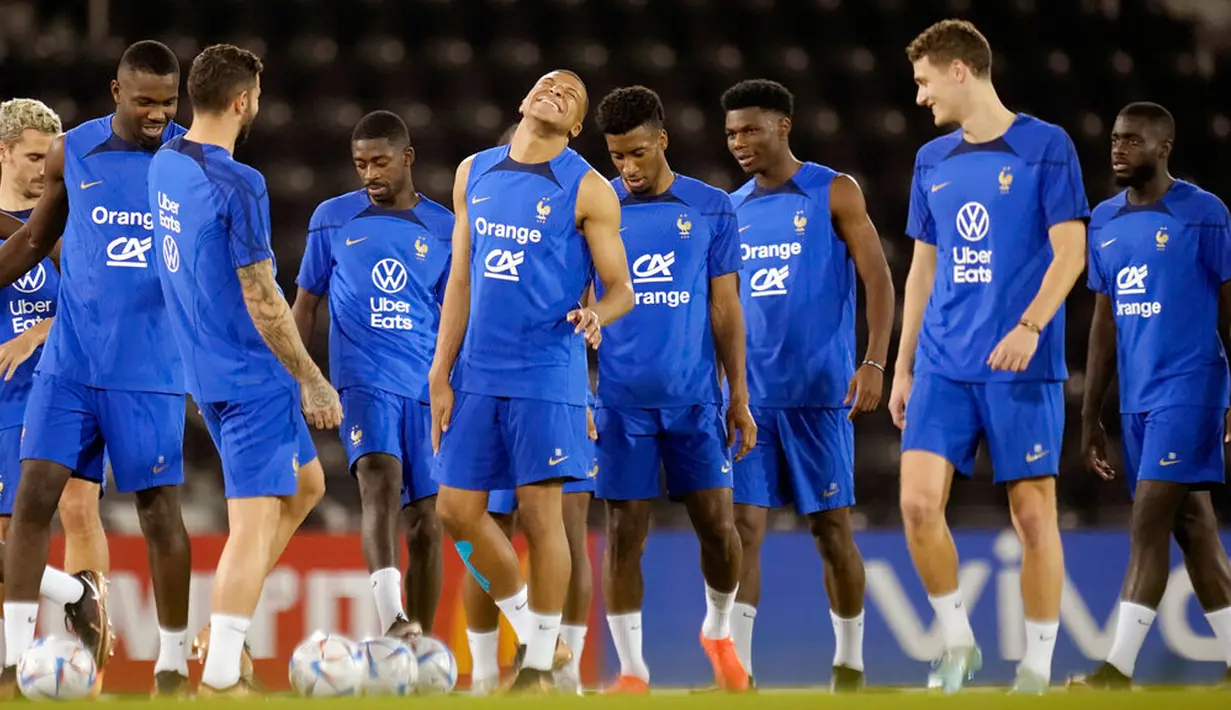Pemain Prancis Kylian Mbappe (tengah) bersama rekan setimnya menghadiri sesi latihan di Stadion Jassim Bin Hamad, Doha, Qatar, 28 November 2022. Prancis akan melawan Tunisia di Piala Dunia pada 30 November 2022. (AP Photo/Christophe Ena)