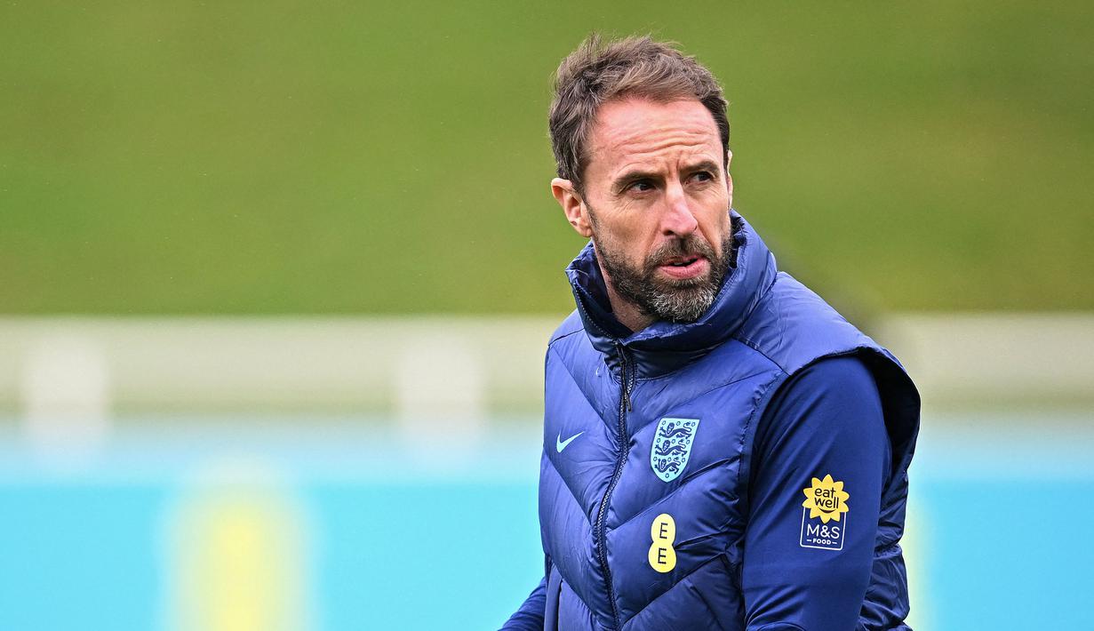 <p>Pelatih kepala Timnas Inggris, Gareth Southgate saat latihan persiapan menjelang laga Kualifikasi Euro 2024 melawan Italia yang berlangsung di St George's Park, Burton-on-Trent, Inggris, 21 Maret 2023. The Three Lions dijadwalkan akan bertandang ke Italia pada Sabtu (25/03/2023) dini hari WIB di Stadion Diego Armando Maradona, Napoli. (AFP/Paul Ellis)</p>